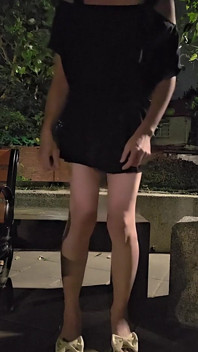 Gadis pseudo comel Tingxuan menunggang dua dildo di luar rumah