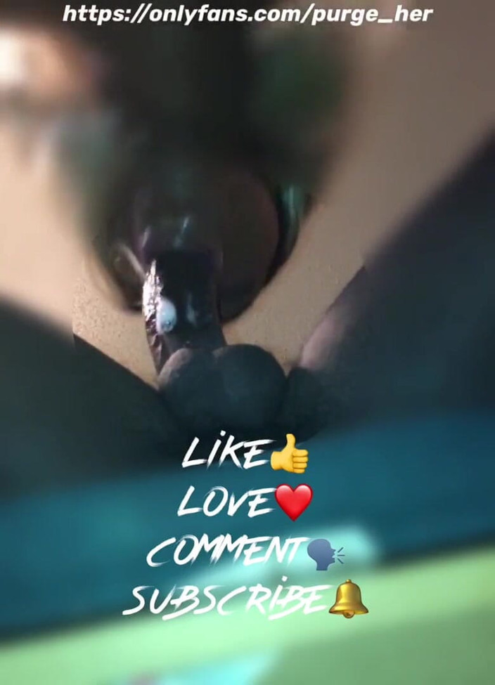 Purge_her: Podvádějící 18letá děvka kouří mého ptáka pod stolem.