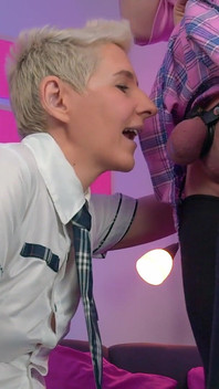 ロックされたfemboy奴隷のボールと女の子の舌