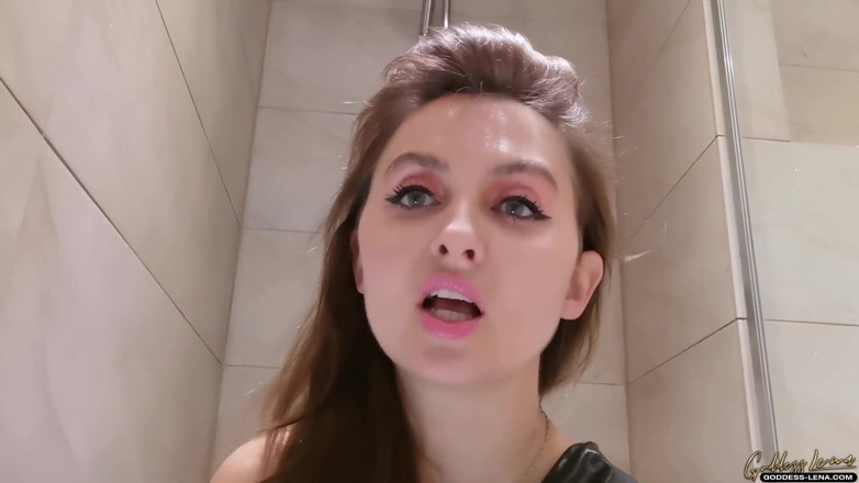 Goddess Lena: Mandi emas di bawah pancuran mandian