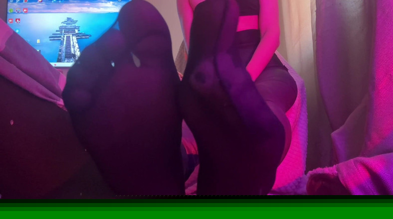 Skinny_lady69: Permisiunea mea adulmecă și ejaculează pe șosetele mele