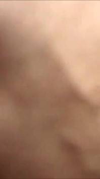 Doamna matură are parte de ejaculare facială după sex în trei