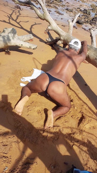 Ladysilva apni hot gand ke saath paintij men samudr tat par