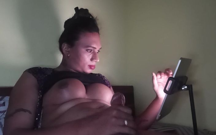 Jaz: Une grosse trans se fait éjaculer dessus