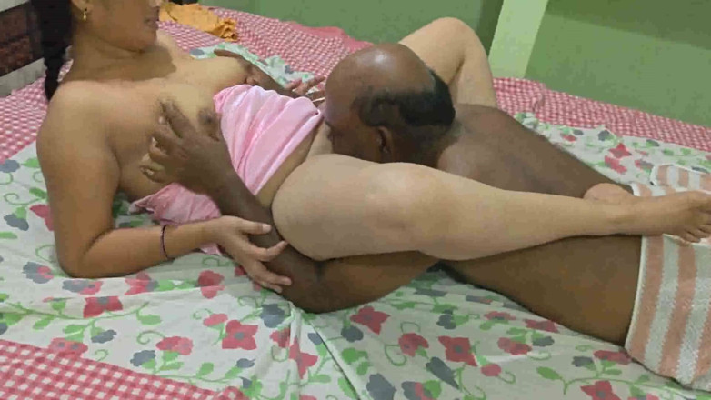 Sexy sindu: Moglie traditrice indiana in abito bianco e rosso