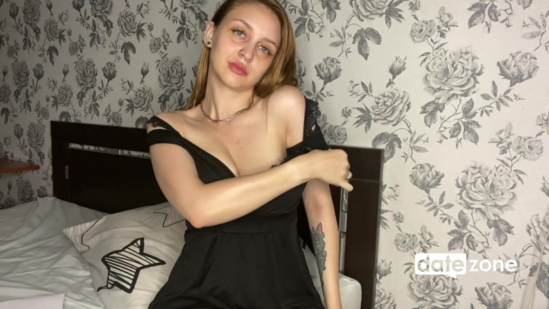 Datezone: Niesamowita amatorka w seksownych pończochach szeroko rozkłada nogi