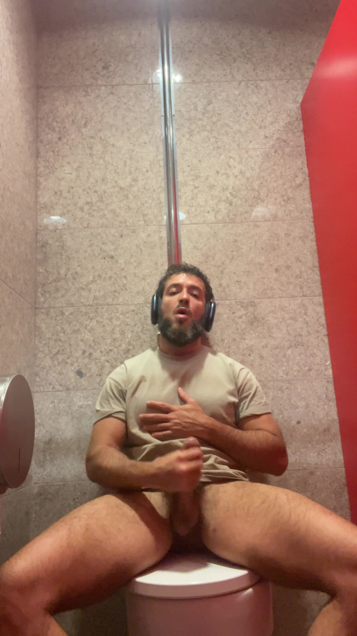 Paul Tergeist: Jerking off in the Airport