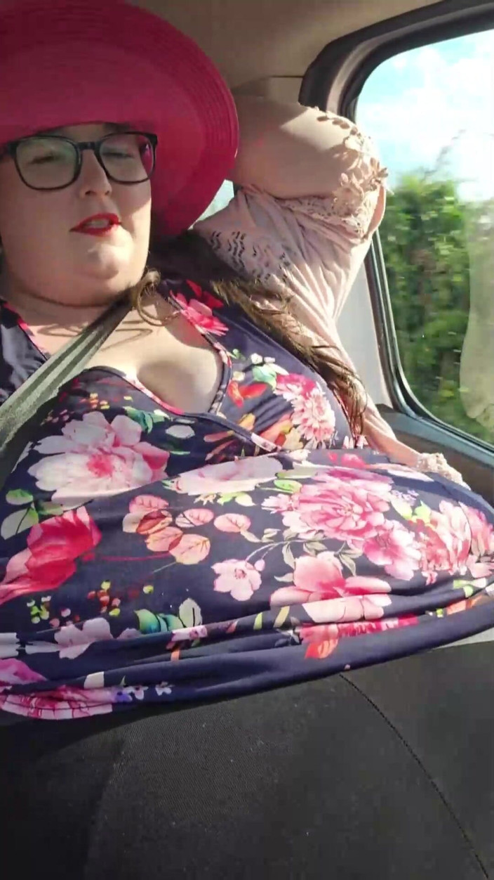 SSBBWLadyBrads: Cewek super semok lagi asik muasin memeknya di dalam mobil