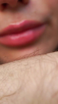 Mírame provocar con mis brazos salvajes y peludos y mis sensuales hoyos