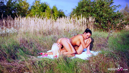 Full porn collection: Twee hete lesbische tieners likken hun poesje en masturberen buitenshuis