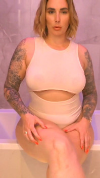 Schätzchen mit dickem arsch ist nicht glücklich mit ihrem ehemann, ad gibt dir einen betrügenden blowjob in der toilette