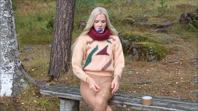 Selfgags classic: Şehvetli bir şekilde kendini ağzı tıkalı