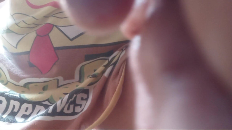 Lobicam: 我用一个瓶子自慰。我很着迷看。