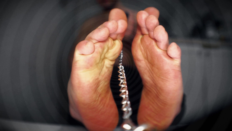 CashmasterAngel: Angekettet an die Füße des meisters