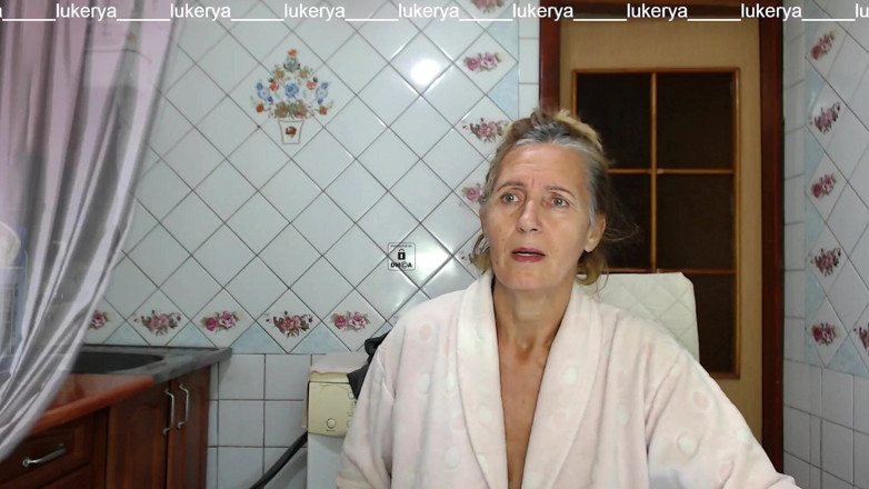 Lukerya: Quente anfitriã Lukerya na cozinha com um roupão