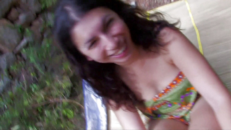 Galaxy Orgy: 一个可爱的黑发女郎独自在树林里，被一群男人群交，射在她脸上