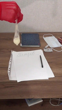 仕事用カメラは、曲線美の看護師が診療所で何をしているのかを監視しています。大きなお尻を持つ巨乳熟女。