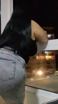 Mama vitregă sexy, Doar fani în Slow Motion, pe balcon