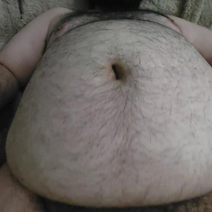 Chunky Belly Boy: Gros ours, gros nichons, caresse du ventre, doigtage du nombril,...