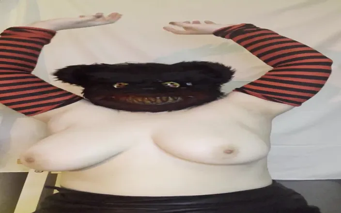 Bigtiddygoth: Halloween Titty Shake