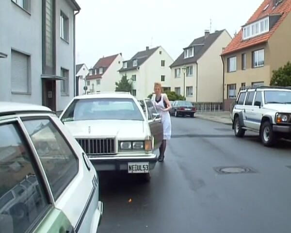 German amateur couples: Deux superbes nanas allemandes partagent une bite chargée sur la...