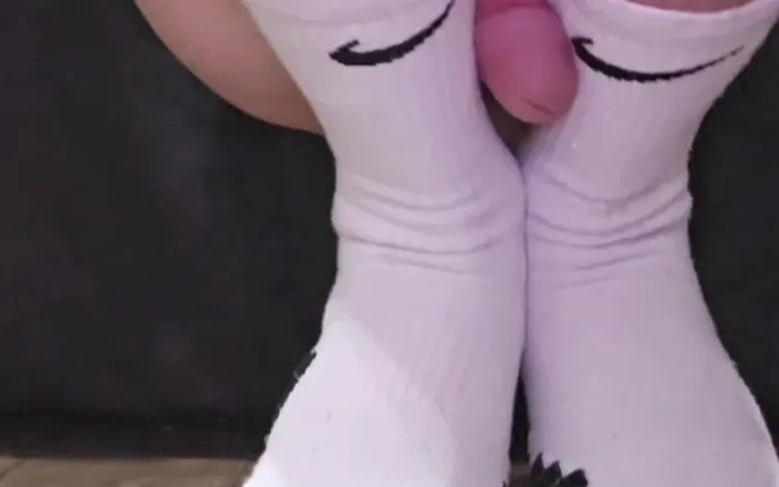 Michael Moore: Self Sockjob and Cum in White Nike Elite Socks
