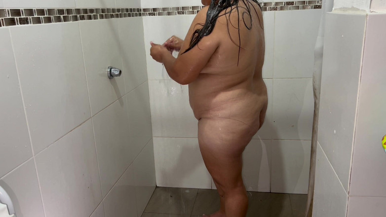 Stepmom_with_big_tits: 我监视我性感的继母与奶子和大屁股，而她洗澡，并在洗澡时好好地抚摸自己。