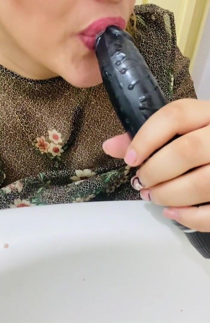 Preciusrouss49: I put the vibrator under my clothes