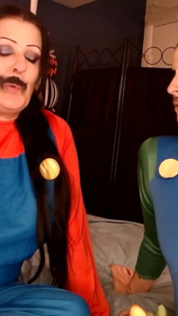 Il cosplay di halloween in una pausa fumo