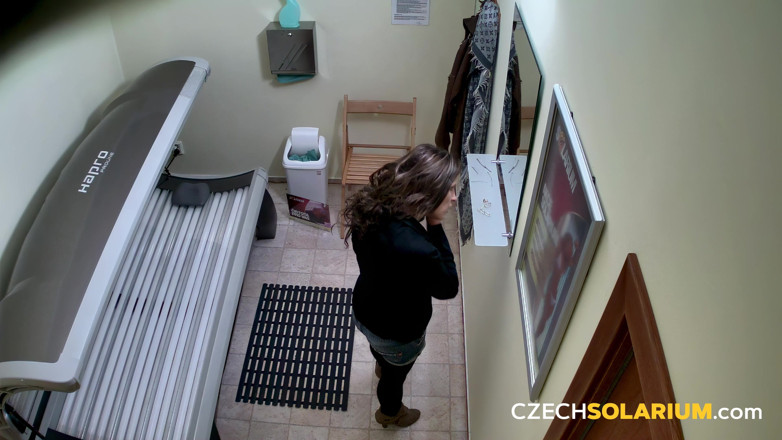 Czech Solarium: Tschechisches solarium 87: brünette genießt ihre solarium-session und macht eine sexy...
