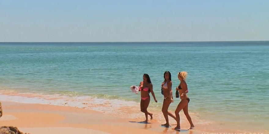 Nathansluts: Czech Carla Cox fingers 2 lesbian Spanish tourists she just met