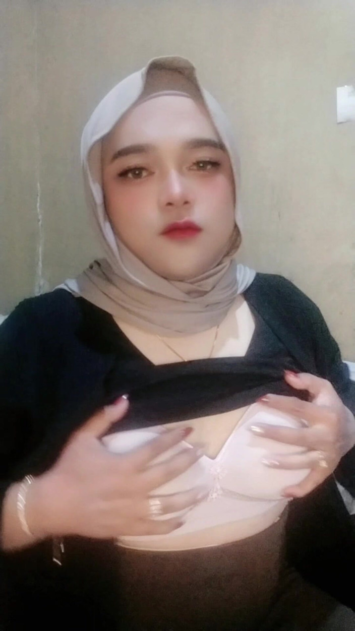 Ivvy Crossdresser: Ivvy แต่งตัวข้ามเพศฮิญาบ, เล่นเสียวกับตูดของเธอ
