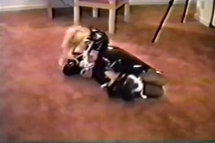 Club of Bondaged Babes: Svázaná blondýnka v latexových šatech se ráda natáčí