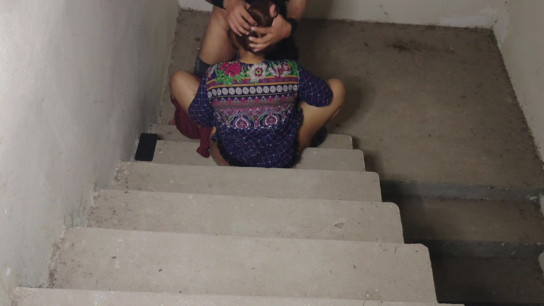 Faryal: Vriendin geneukt op trappen-pijpbeurt op zijn hondjes hardcore
