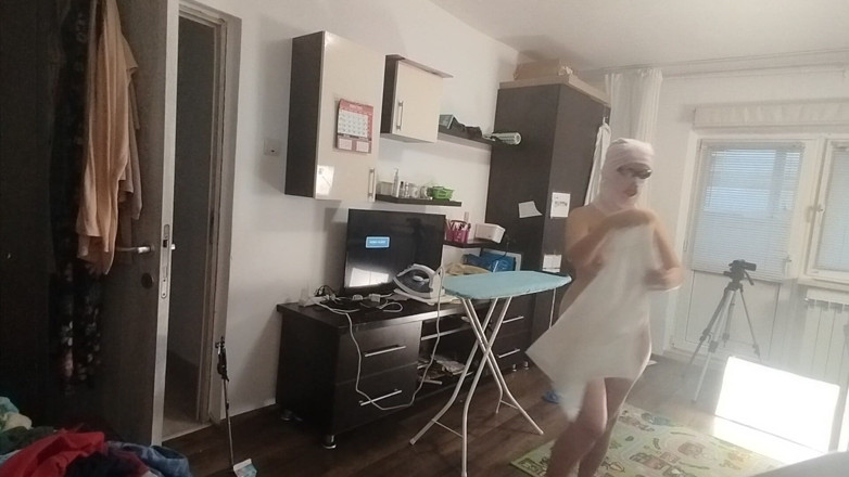 Amateur_MS: Une Brune Sexy Fait Des Corvées Nues Dans La Maison.