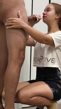 Linda Rubia Con Ojos Verdes Recibe Un Facial