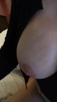 Tussi fickt während des livestreams in shorts und high heels