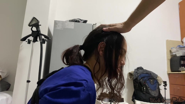 Miriam Slave: Miriam gefesselt, gekitzelt und lutscht