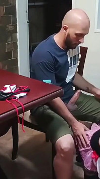義理の妹が掃除をしているのを見て、何も考えずにチンポが硬くなり、彼女とセックスします。