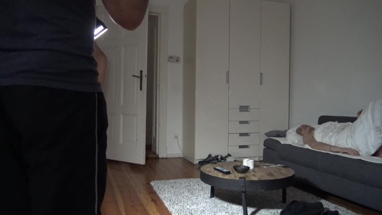 RAW PORN SPY CAM: Fransız domuz sabah 2 adam tarafından prezervatifsiz sikiliyor