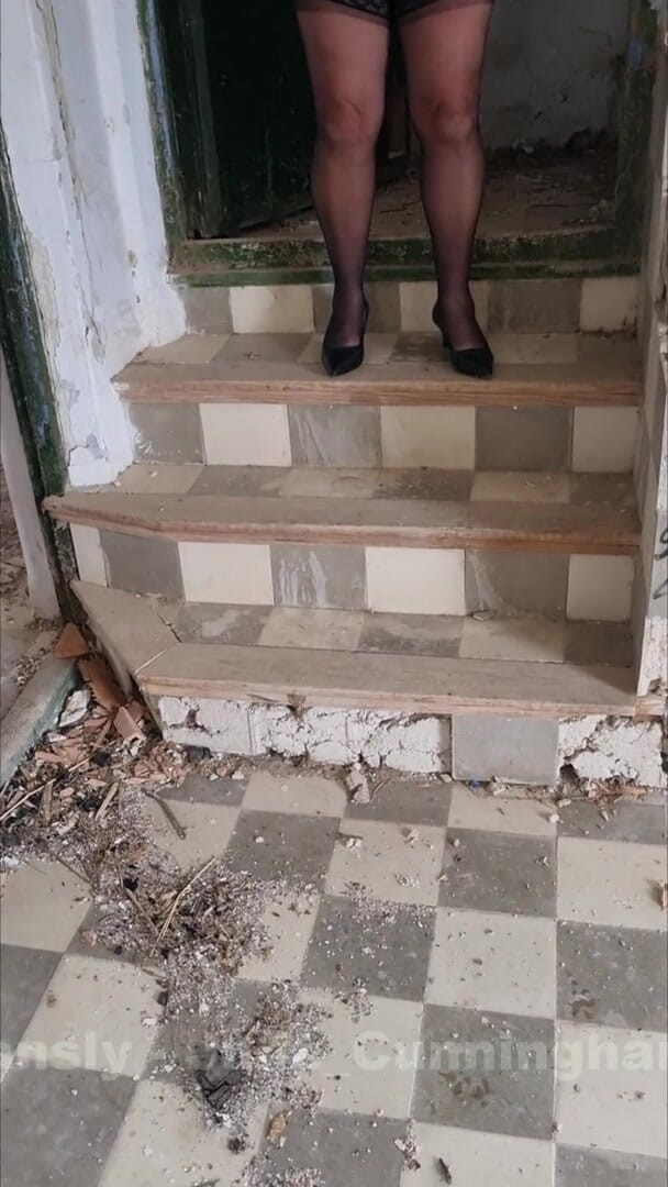 Julie Cunningham: Bâtiment abandonné, téléphone, pisse - gros plan, chatte rasée, pisse dans...