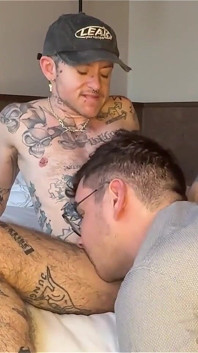Bekleideter Geek matthew Finns verehrt tätowierten dom XXX überspringen Ftm muschi