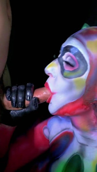 Harley Quinn donne la meilleure bodypaint à pudin