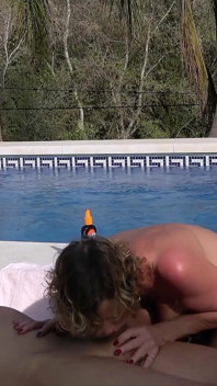 Bajo el sol junto a la piscina teniendo sexo de vacaciones