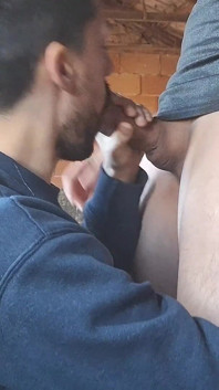 Táta saje dospělému péro a donutí ho vyvrcholit až třikrát za sebou