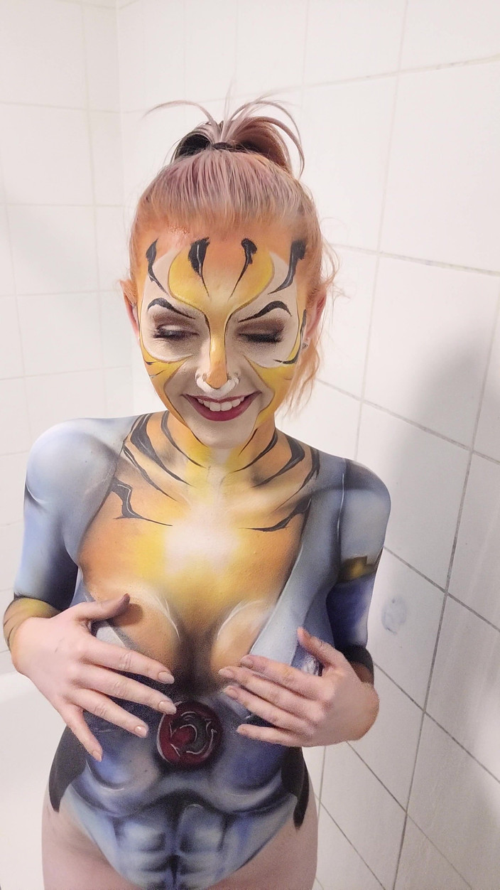 Em Yang: Thundercats Tygra Farba do ciała Usuwanie prysznic