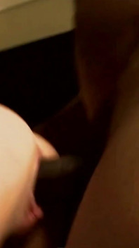 Calda bionda con tette enormi si masturba e gioca con il dildo e fa scopata anale con grande cazzo nero