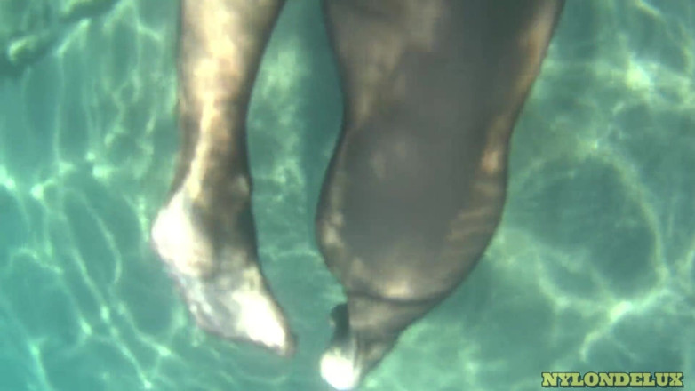Nylondelux: Preta meia-calça Rip in the Sea