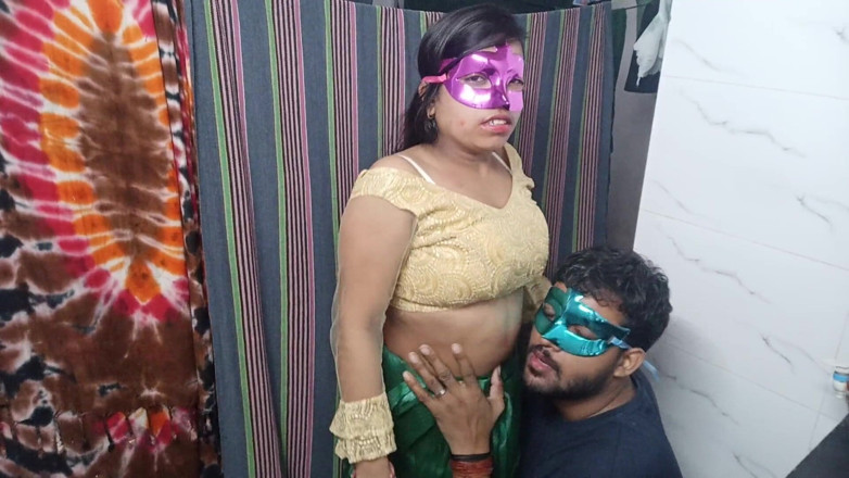 Desi Papa: Bini India panas bertetek semula jadi berkongkek berdiri dengan rintihan...