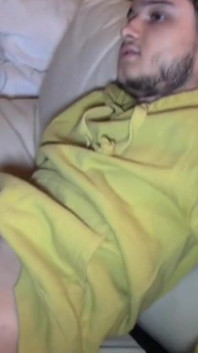 Festa sessuale a tre con 3 ragazzi nel divano